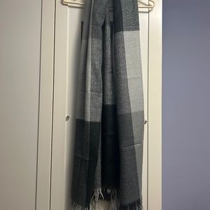 Dynamite scarf